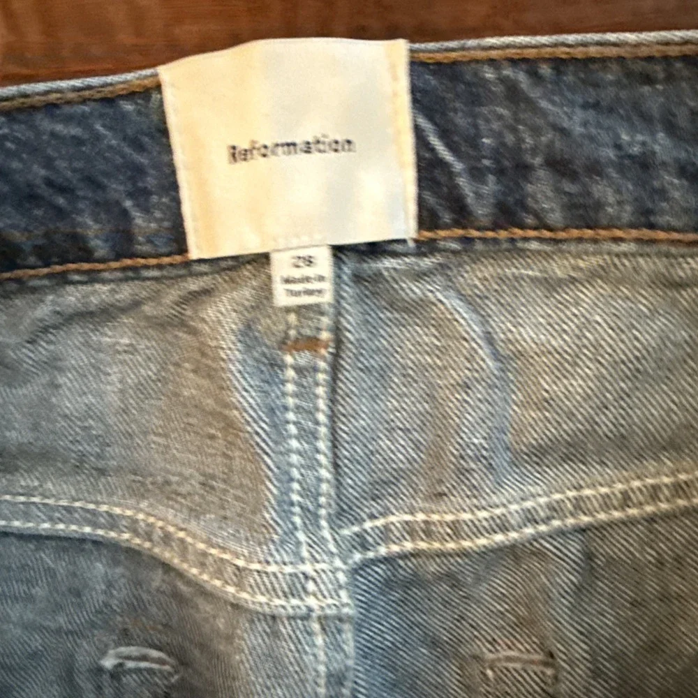 Reformation Val 90s Mid Rise Straight Jeans Raw Hem Side Slits Size 28 EUC - Picture 4 of 8